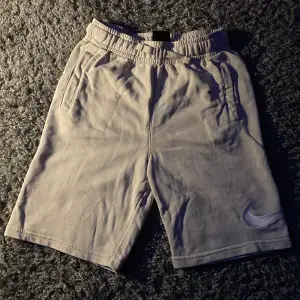 Ett par mycket snygga Nike shorts som är populära bland barn. Storlek S. Prutning vid snabb affär