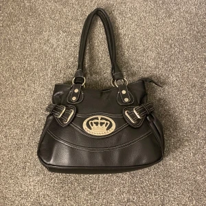 Handväska  - Säljer denna as snygga hand väska då den tyvär inte kommer till någon användning. Köpt på second hand. Den är i mycket fint skick. 
