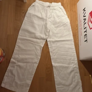 Linne byxor  - Jätte fina linne byxor i storlek 152. Säljer för att de tyvärr blivit för korta för mig som är 165cm. 