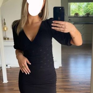 Topp - Säljer en svart topp med mindre puffärmar och små hål