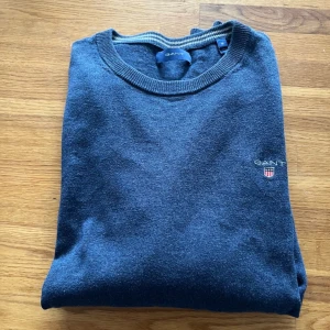 Gant tröja - Säljer en stickad tröja som är köpt för 999, tröjan är i toppskick men den är för liten för mig. Jag säljer den för 500