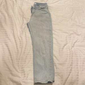 Riktigt stiliga jeans från grunt slim fit 🤝 passar dig som är runt 150-160🙌🔥