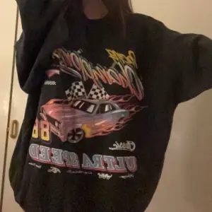 Super skön cool sweatshirt med tryck där fram. En aning oversized. Storlek mellan S-M. Vid frågor eller intresse kontakta privat.💕