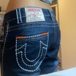 True religon jeans - Coola true religon jeans i toppen bra skick, lågmidjade och perfekta där bak! 💕