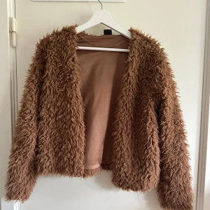 Pälsjacka  - En superfin pälsjacka från Gina tricot. Nyskick