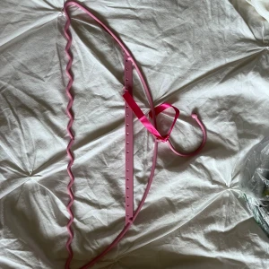 Smyckes förvaring  - Säljer ett supercoolt rosa smyckes galge, super fin och en snygg detalj i badrummet eller vid sminkbordet att hänga sina smycket och även att visa upp dom 💕