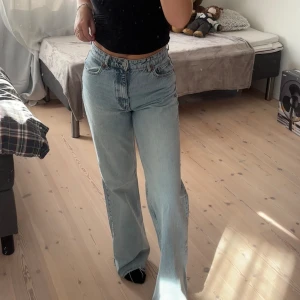 Blå jeans - Blå högmidjade jeans från Zara💕 Långa i benen, använda ca 2 gånger. Säljer pga fel storlek! 