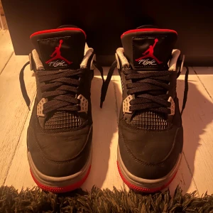 Jordan 4 “Bred” - Säljer mina Jordan 4s ”Breds”. Har använt de i drygt ett halvår nu men känner att det är dags att sälja. De har inga skador, och skulle sitta perfekt på storlek 41-42! 