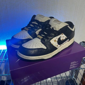 Supreme Nike Dunks - Supreme Dunk Low i helt ok skick. Inte nya och har slit märken. Men annars fina och kan enkelt snyggas till med cleaning kit eller liknande. Pris kan diskuteras. Nypris 6500kr.