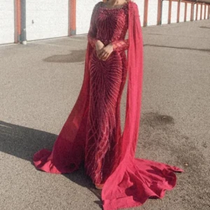 Klänning  - En vacker rosa, vinröd klänning för fest/bröllop. Den är bara använd några timmar.