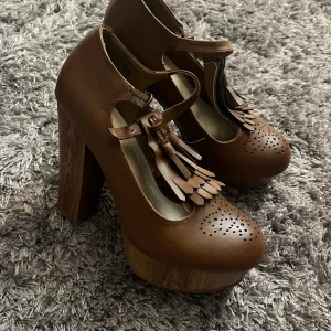 Vintage högklackat  - Gulliga skor som är från 2000tal/2010 och ger typ en boho vibe  Använder inte alls längre så bestämde mig för att sälja 