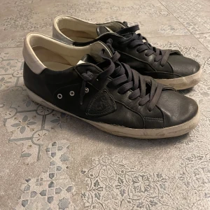 Philippe Model skor - Tjena, säljer nu dessa feta Philippe Model skor i okej skick (5/10). Hör av er vid funderingar eller frågor, pris går att diskuteras😊