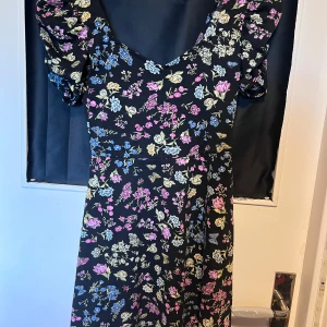 Blommig festklänning från H&M x Netflix To All The Boys I’ve Loved Before - En superhärlig festklänning🤩 från H&M och samarbete med Netflix serien To All The Boys I’ve Loved Before!❤️ Ren, hel och superfin😍