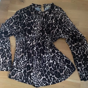 Festlig leopard blus - Säljer den skitsnygga leopardblus i storlek L. Har inga defekter och endast använd ett fåtal gånger. Skriv gärna vid fler frågor!❤️