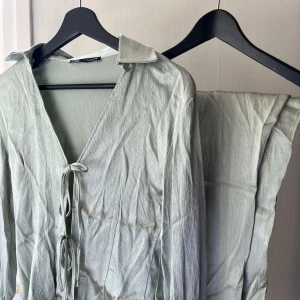 Mintgrönt set från Zara - Tröjan - knyten framtill Byxor - en aning utsvängda byxor XS