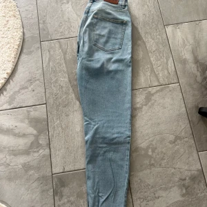 Jeans från NAKD - Jeans från NA-KD, finns en ljus fläck på jeansen, se bild