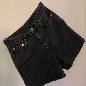 Denimshorts - Högmidjade stengrå denimshorts i modellen Eya från Weekday. Storlek 25. Mycket bra skick🖤