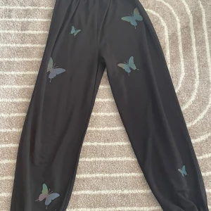 Baggy Byxor som lyser i mörkret😍 - Jätte fina byxor som lyser när det är mörkt. Säljer då det inte har kommit till användning nu längre men älskade dom förr❤️!  Pris kan diskuteras 