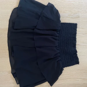 Chelsea kjol svart - Svart Chelsea kjol i storlek xs, säljer för att ja fick fel storlek och har inget kvitto, aldrig använd. Nypris 499kr