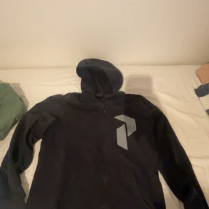 Peak - Säljer den eftersom den inte passar mig längre, inget med den är slitet!! Kofta