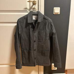 Säljer en grå overshirt från Bläck i storlek S men passar även XS. funkar perfekt till både vår och sommar men även höst. Nypris ca 1000