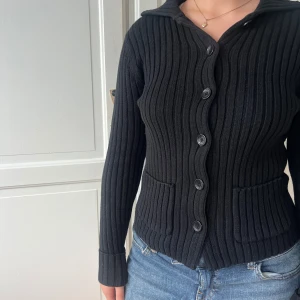 Stickad kofta med fickor och knappar - Jag säljer en svart stickad kofta med knappar och två fickor där framme💕Tröjan är ifrån Esprit och är i storlek XS. 