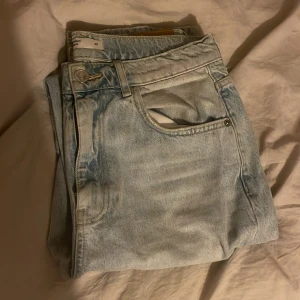 Straight jeans - Straight jeans från Gina i ljus tvätt. Storlek 40. Har ett par med och ett par utan slitningar på knäna