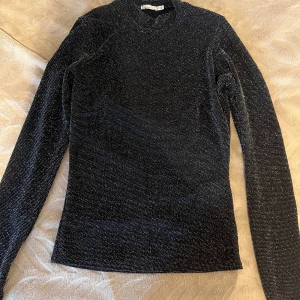 Tröja  - Fin fest tröjan med krage och glittrig. Pris går att diskutera.