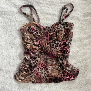 Sexigt leopardlinne  - I perfekt skick! Funkar jättebra som festtopp 🐆💕