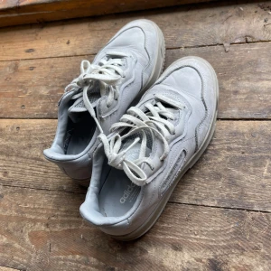 Adidasneakers 36-37 - Säljer dessa snygga adidasneakers. Storleken är 36 och 2/3 så passar typ både 36 och 37 skulle jag säga! Minns ej nypris men pris kan diskuteras!❤️