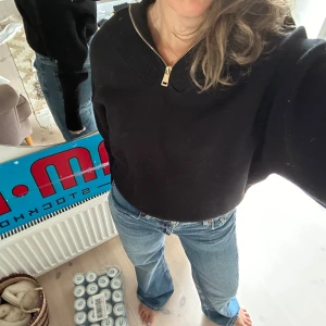 Tröja zara  - Säljer denna svarta kofta från zara. Gulddragkedja. Inga defekter. Kvar så länge det inte står såld🐝🖤💂‍♂️