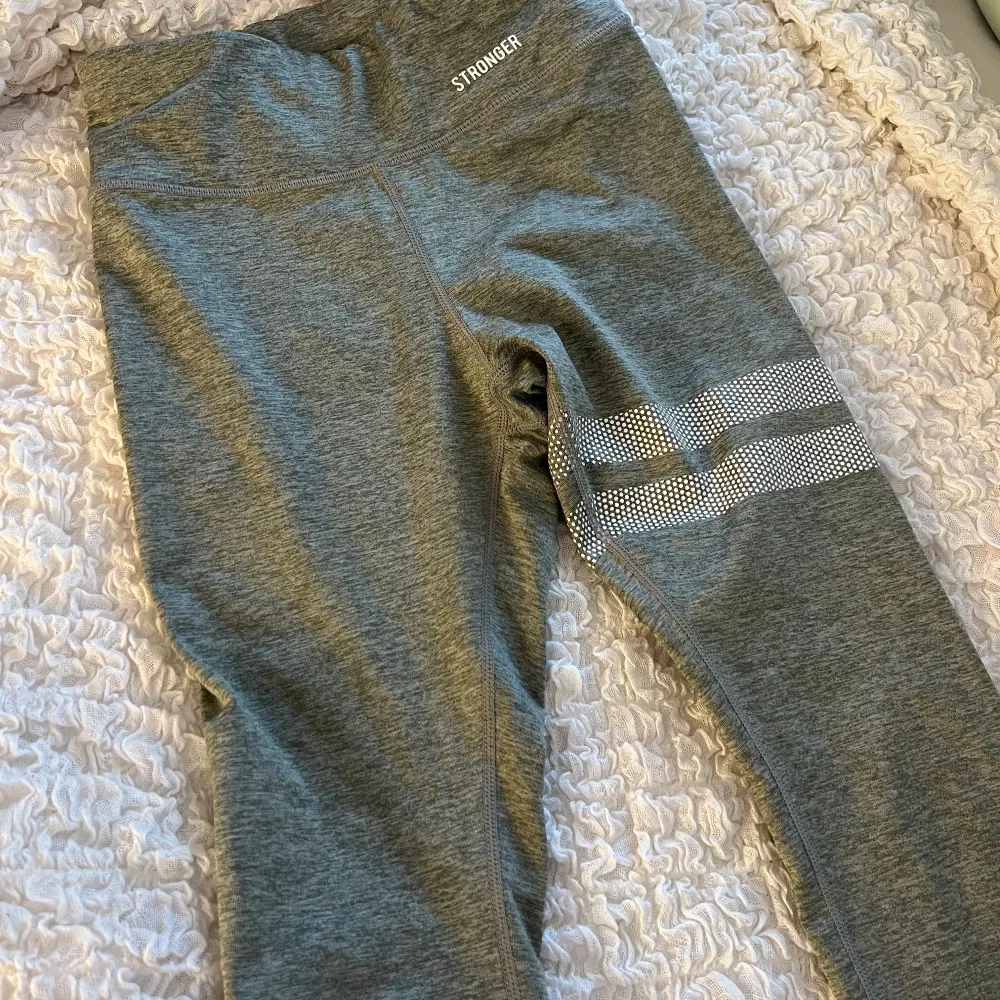 Säljer ett par gröna leggings från Stronger i storlek XS. De är superbekväma och perfekta för träning. Dem stretchiga och sköna. Perfekta för gymmet eller en avslappnad dag hemma! Byxorna är bra skick!🩷. Sportswear.