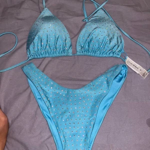 Bikini - Säljer den här jätte fina bikni från bikbok bara använd ett fåtal gånger❤️ lite av paljetterna har lossnat som man ser på bilderna ❤️ Överdelen är s och under delen är xs men skulle säga mera s😍