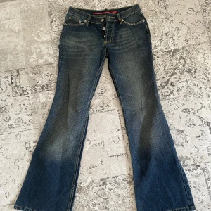 Lågmidjade jeans  - Bootcut jeans som är lågmidjade med snygga detaljer✨ säljer då dom är för små