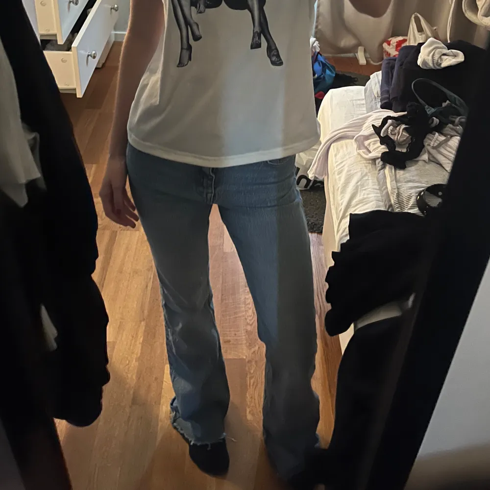 Super fina medelhöga ljusblåa jeans från Zara!! 💙. Jeans & Byxor.