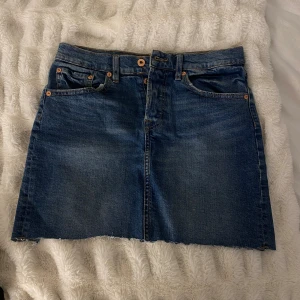 Jeanskjol - Blå mini jeanskjol från lager 157.   40 cm lång, midjemått 41 cm. 