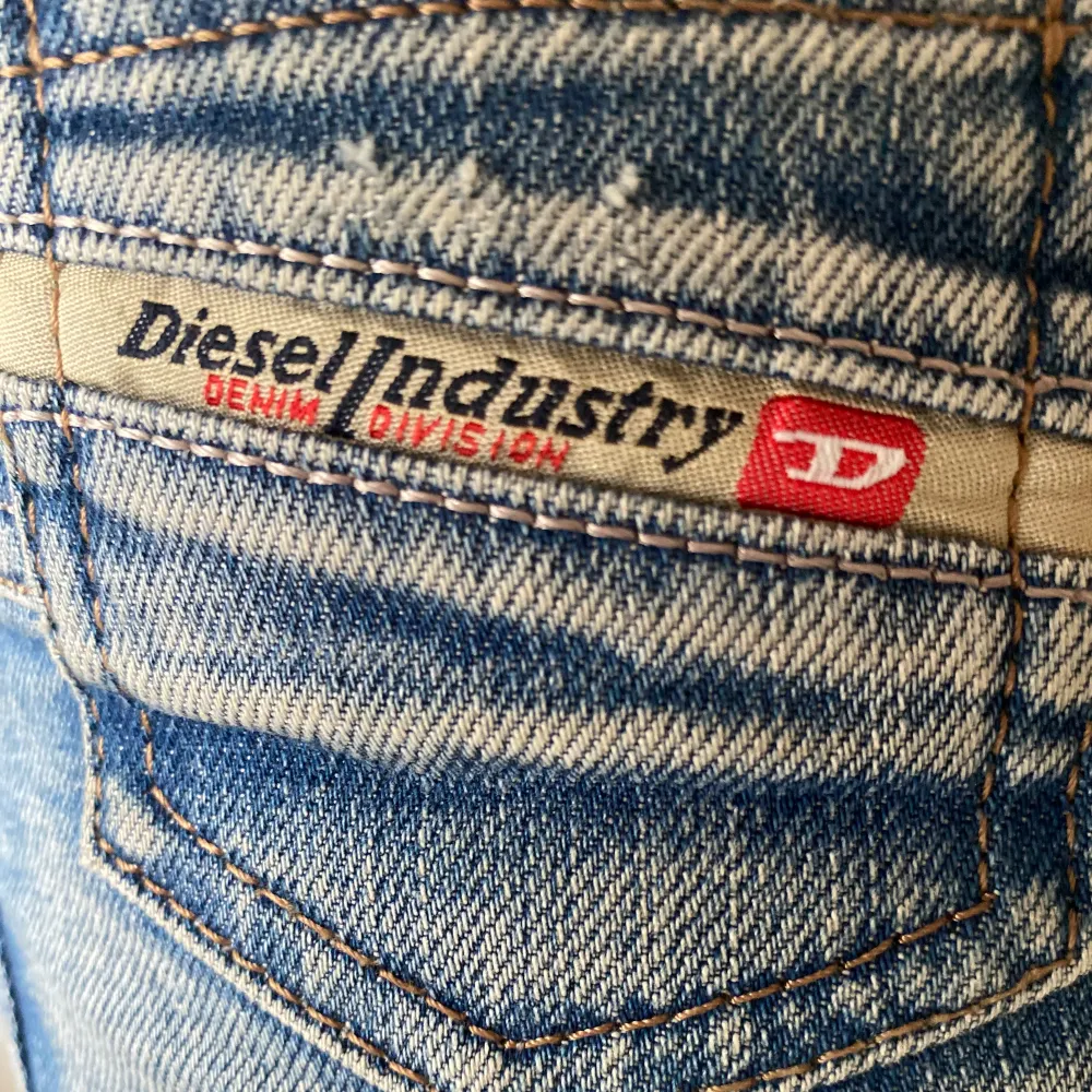 Supersnygga lågmidjade disel jeans!! Säljer pågrund av att de tyvärr är för korta i benen. Men har använt ca två gånger. De har en liten slits i benet också längst ner för att vara lite mer ”utsvängda”. 💓💓. Jeans & Byxor.