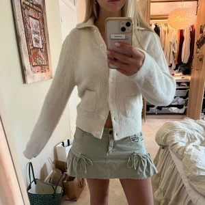 & Other Stories kofta🩵 - Så fin stickad vit/beige kofta från   & other stories! Mycket bra skick! Kom privat för fler bilder/info/mått, pris kan diskuteras!