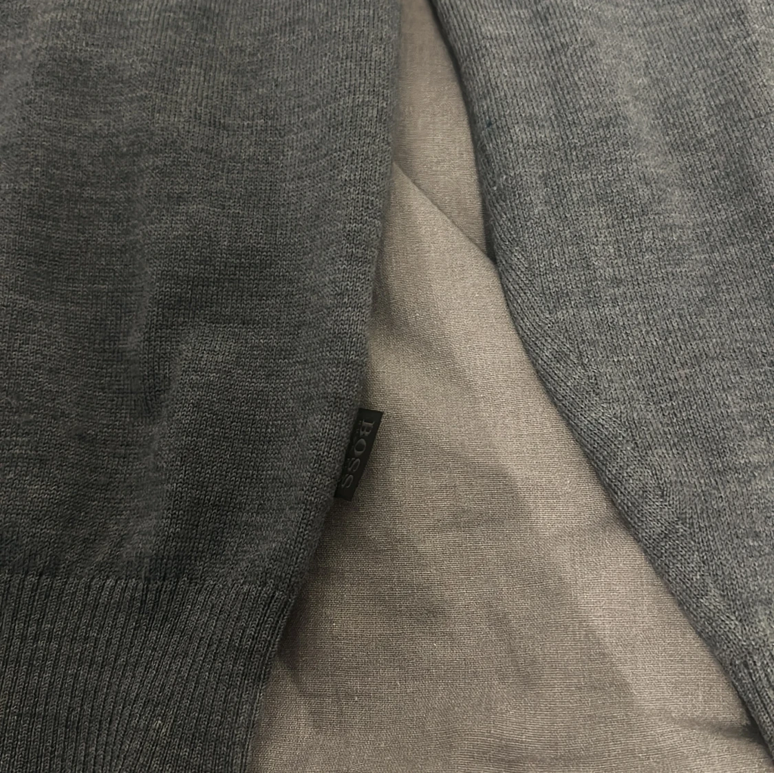 Grå tröja med v-ringning - 92