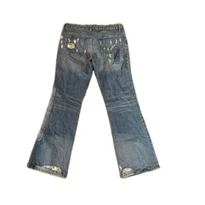 Vintage Younique Jeans - Vintage bootcut Younique Jeans! EJ stretchiga och måtten är: Midja 45 cm, Längd 104 cm, Tveka inte att skriva vid ytterligare frågor!⭐️