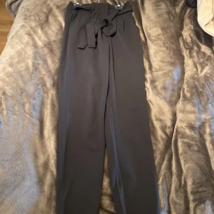 Svarta kostymbyxor  - Kostymbyxor från jdy med knyt i midjan, knappt använda! Storlek 34, supersköna! Lagom långa på mig som är 168cm. Säljes för 50kr💕