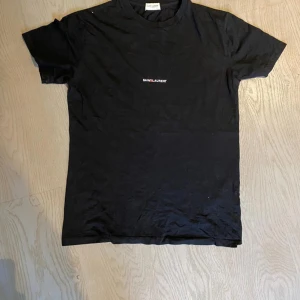 Saint Laurent tröja  - Tja som ni ser så säljer jag en saint laurent tröja som jag fick i ny pris 100% äkta och är i ett väldigt bra skick 