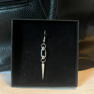 Silverörhänge  - Ett silverörhänge som även finns att köpa i par så kolla mina andra annonser!