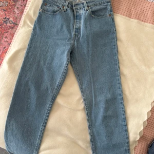 Levi’s 501 - Nyskick 501 jeans. W28 och 76cm i innerbensömmen  Kan mötas upp i Stockholm eller frakta. Skriv ifall ni har frågor 🫶🏼