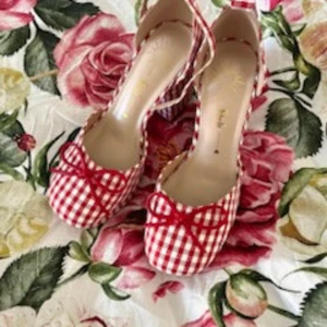 Röd rutiga coquette skor - Ett par av röd vita coquette skor, andvänd 1 gång i storlek 37-38