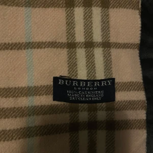 BURBERRY halsduk  - Riktigt fin BURBERRY halsduk, inga skavanker, Cashmere. Bara att skriva vid frågor !ÄKTA!🙌