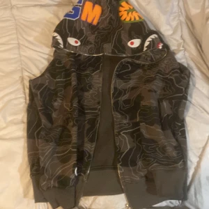 Bape hoodie  - Tja har vuxit ur den och vet inte vad jag ska göra med så jag säljer de. 