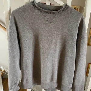 Grå sweatshirt från Acne Studios - Riktigt clean Acne tröja. Modellen görs inte längre och är enligt mig den snyggaste tröjan Acne har släppt. Passar perfekt 175-180 cm.
