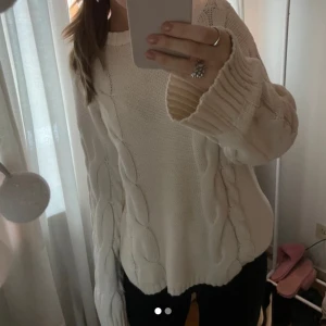 Vit stickad tröja - Mysig vit stickad tröja med kabelstickat mönster och långa ärmar. Perfekt för kyliga dagar och ger en avslappnad look. Tröjan är knappt använd och är från lager 157🩷