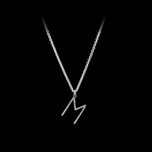 Silverhalsband med bokstaven M från Maria Nilsdotter - INTRESSEKOLL!! Silverhalsband från Maria Nilsdotter med bokstaven M.  Kan även tänka mig byta mot ett you and me (halvhjärta) halsband från Maria Nilsdotter i silver! 
